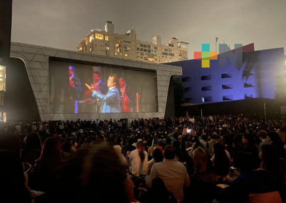 De Bellas Artes a la Cineteca Nacional: concierto de Juan Gabriel colapsa aforo